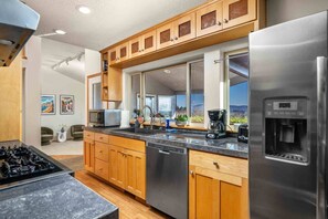 Fridge, microwave, oven, stovetop - Incredible Dundee Hills Escape, Pet Friendly, Hot Tub, Covered Deck, Walk to Park, Food, and Wine (Dundee)