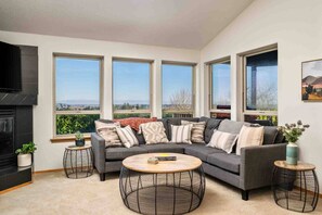 TV, fireplace, ping pong