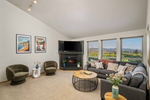 Televisio, takka, pöytätennispöytä