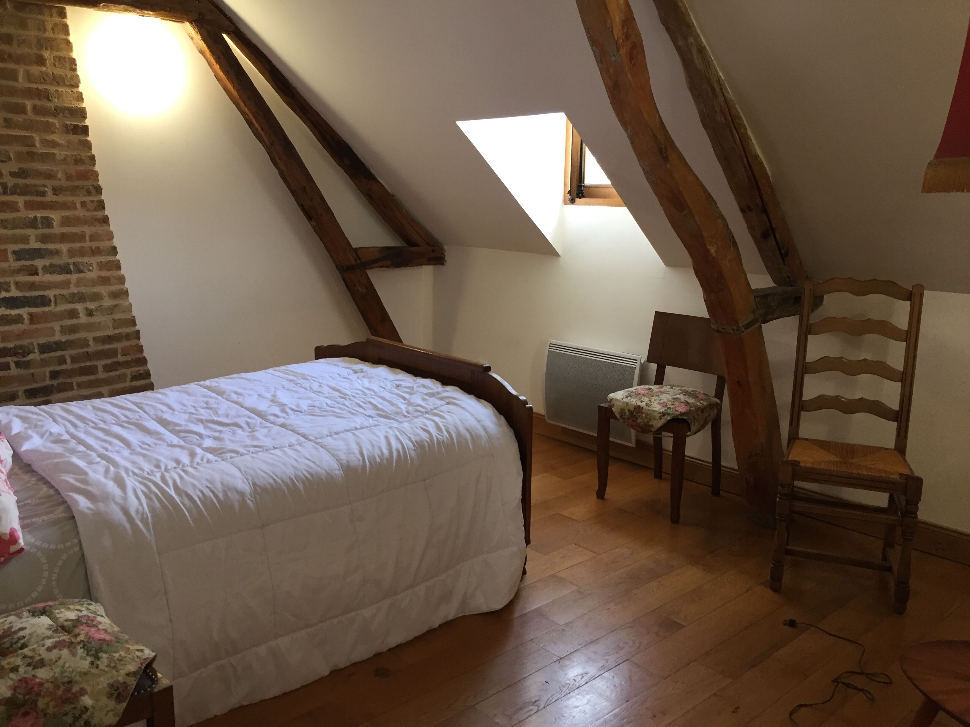 2 soverom, skrivebord, strykejern/-brett og reiseseng for barn