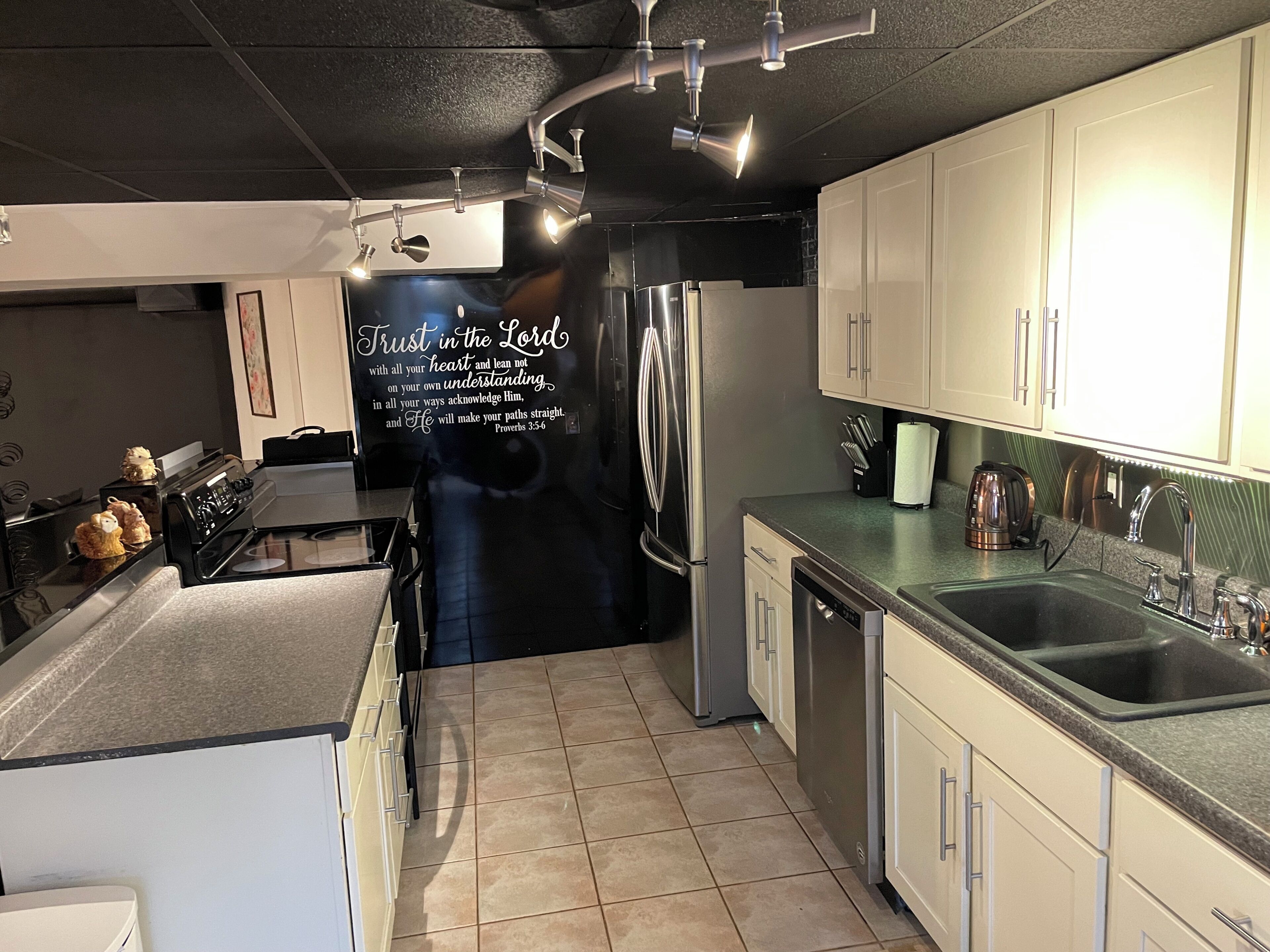 Coffee/tea maker, fridge, microwave, oven