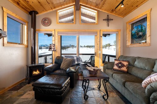 Neaux Better Place: Charming Mountain Apartment, Deck w/ Views, Gas Stove, 5 Mins to Downtown Pagosa