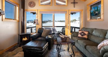 Neaux Better Place: Charming Mountain Apartment, Deck w/ Views, Gas Stove, 5 Mins to Downtown Pagosa