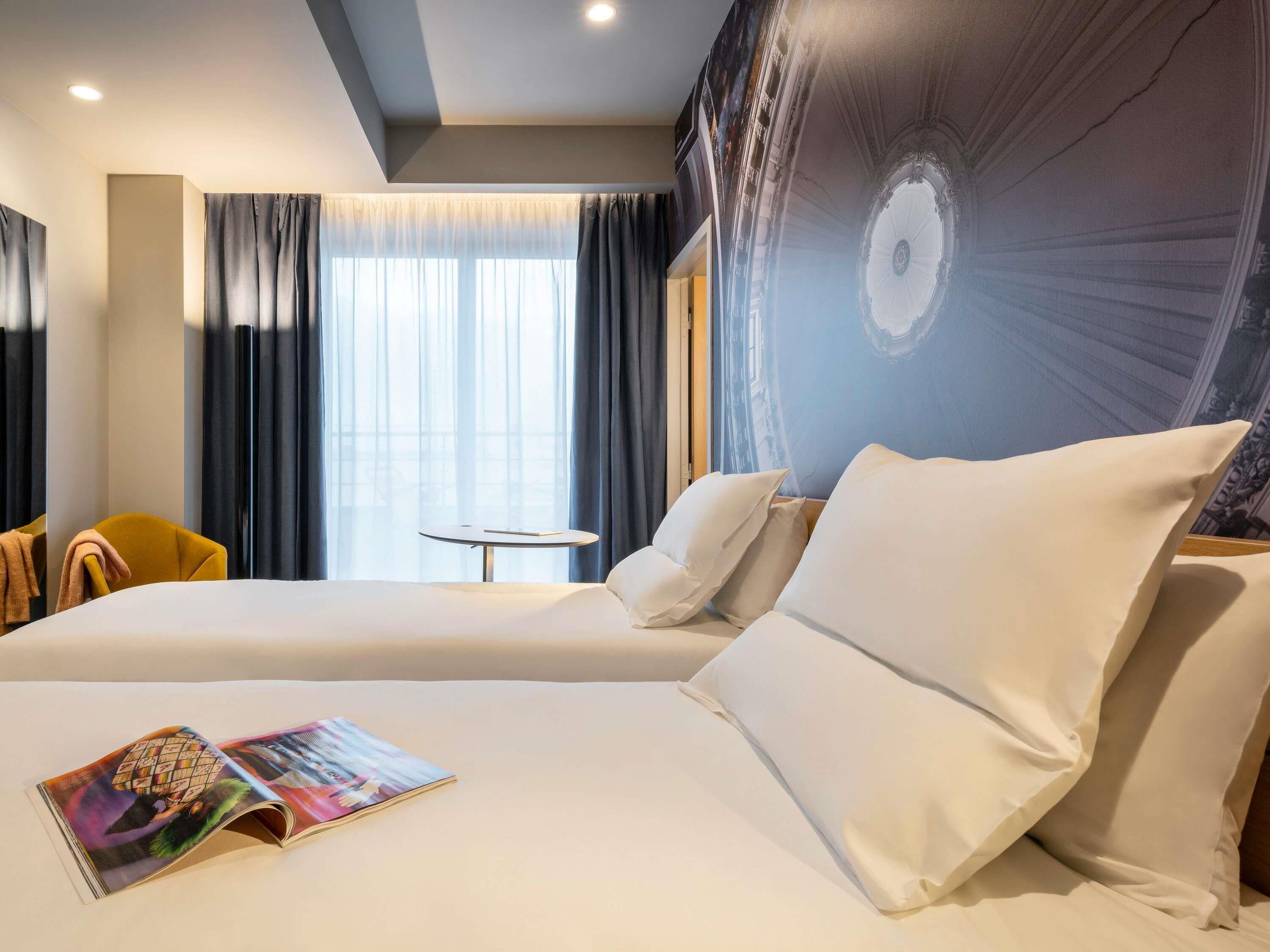 ห้องสแตนดาร์ด, เตียงเดี่ยว 2 เตียง | เครื่องนอนระดับพรีเมียม, เตียงพร้อมฟูกเสริมที่นอน, มินิบาร์