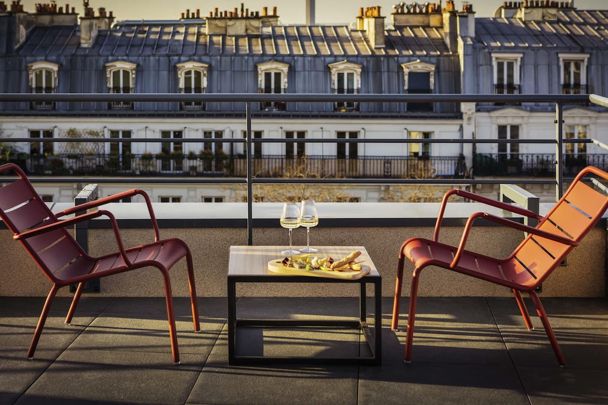 Chambre Supérieure, 1 lit double, balcon (Paris rooftops view) | Literie de qualité supérieure, surmatelas, minibar