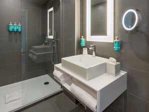 Habitación superior, 1 cama matrimonial y sofá cama | Baño | Regadera, amenidades de baño ecológicas, secadora de cabello, toallas 