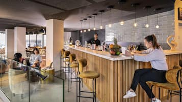 Serveert ontbijt, lunch, diner, Franse gerechten