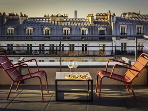 Habitación superior, 1 cama matrimonial, balcón (Paris rooftops view) | Ropa de cama de alta calidad, camas con pillow-top y minibar 