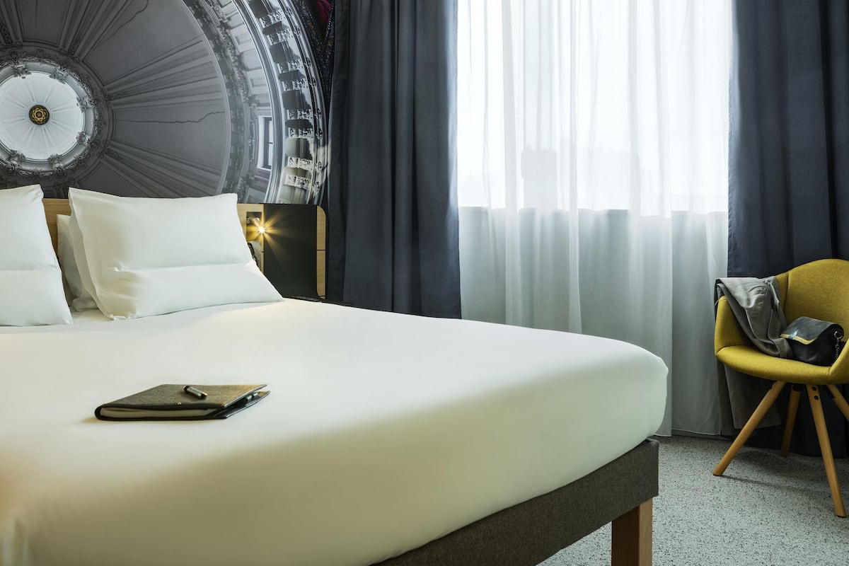 Standard Room, 1 Double Bed | Premium bedding, pillow-top beds, minibar, in-room safe