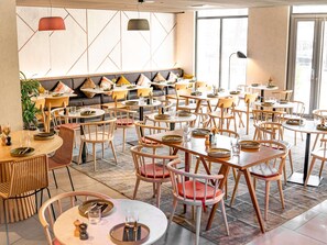 Daily buffet breakfast for a fee - Novotel Belleville Paris 20 (Paris)