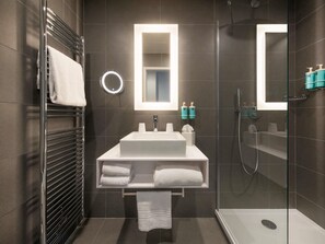 Een douche, milieuvriendelijk toiletgerief, een haardroger, handdoeken