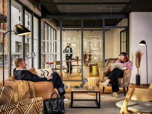 Breakfast, lunch, dinner served; French cuisine  - Novotel Belleville Paris 20 (Paris)