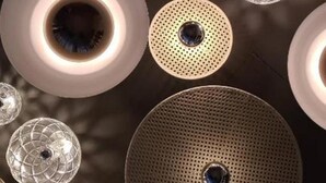 A variety of ceiling light fixtures with different designs and patterns. - Novotel Belleville Paris 20 (Paris)