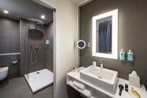 Douche, articles de toilette écologiques, sèche-cheveux