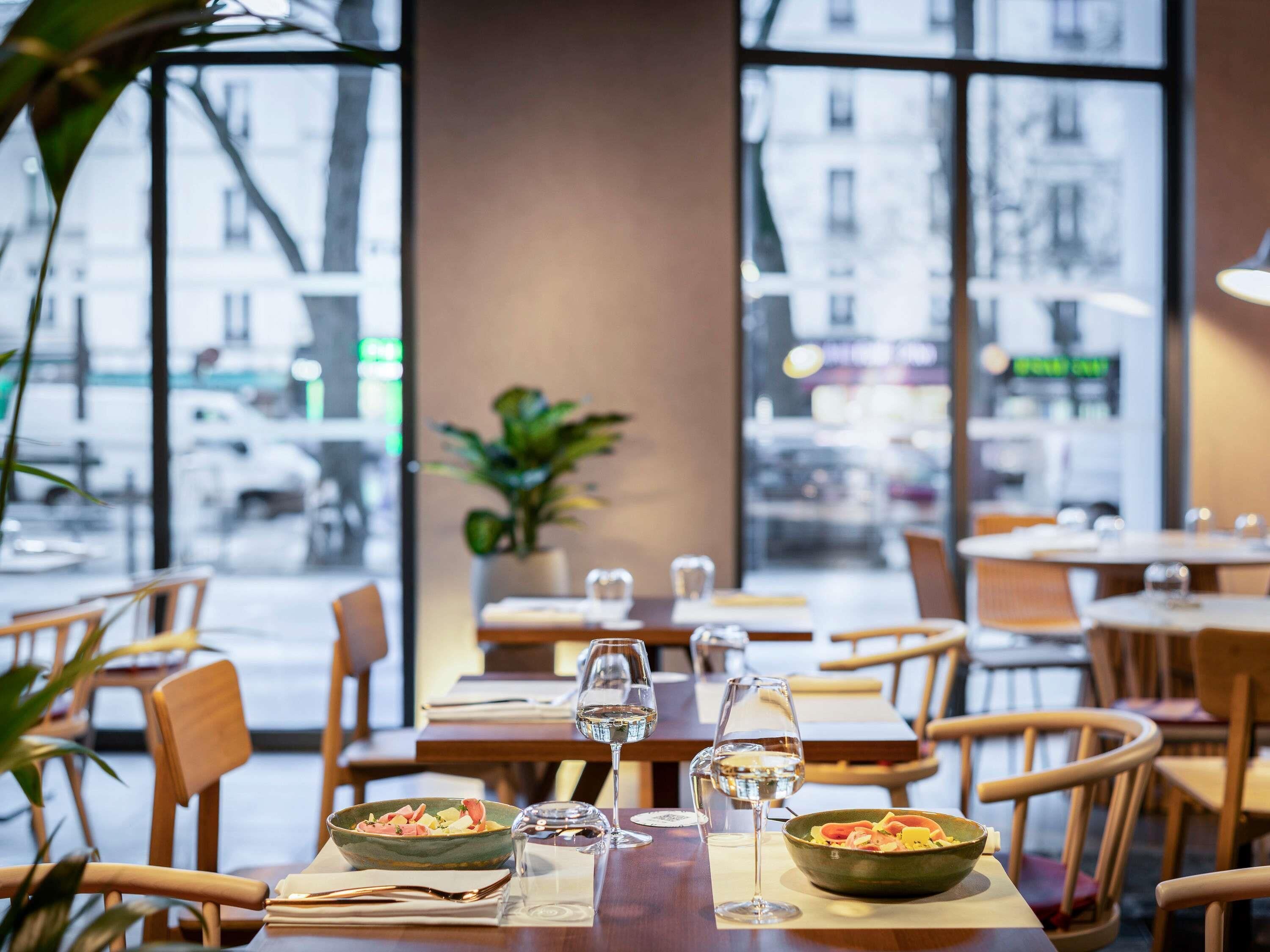 供应早餐、午餐和晚餐，法国菜