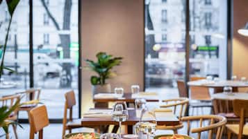 S'hi serveixen esmorzars, dinars, sopars i plats de cuina francesa