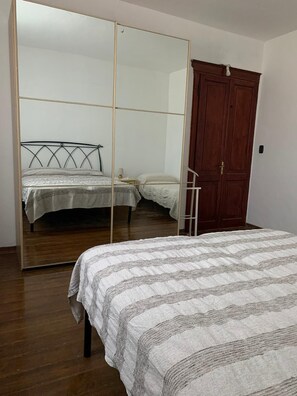 3 habitaciones, cuna de viaje y ropa de cama 