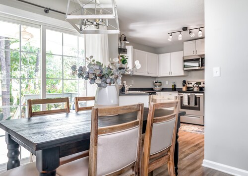 Pinehurst Cottage ★ Serves 8 ★ No Stairs ★ King Bed