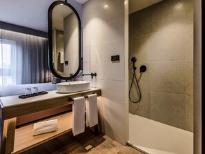 Edredón, camas Select Comfort y minibar 