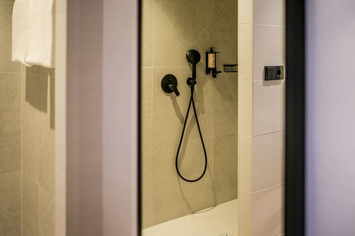 Edredón, camas Select Comfort y minibar