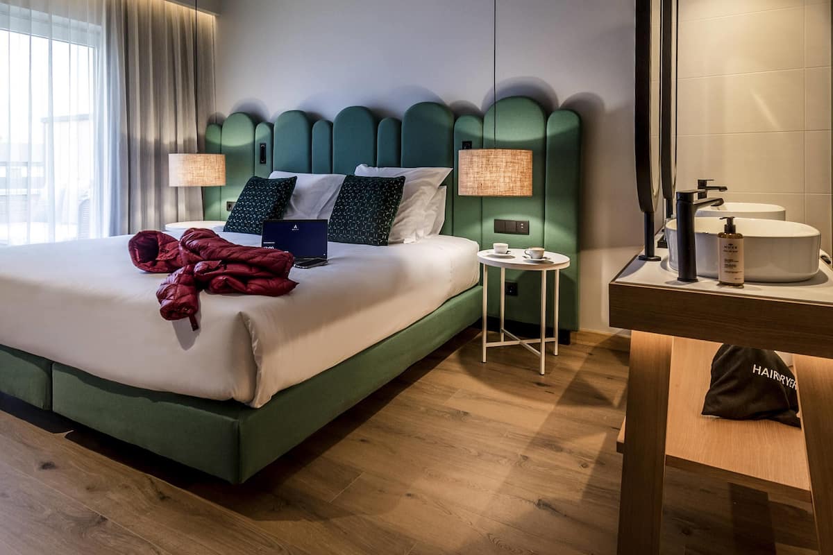 Privilege - Værelse - 1 dobbeltseng med sovesofa - terrasse | Dundyner, Select Comfort-senge, minibar, pengeskab på værelset