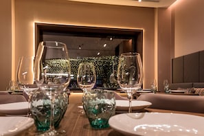Der serveres frokost, aftensmad og regionale retter