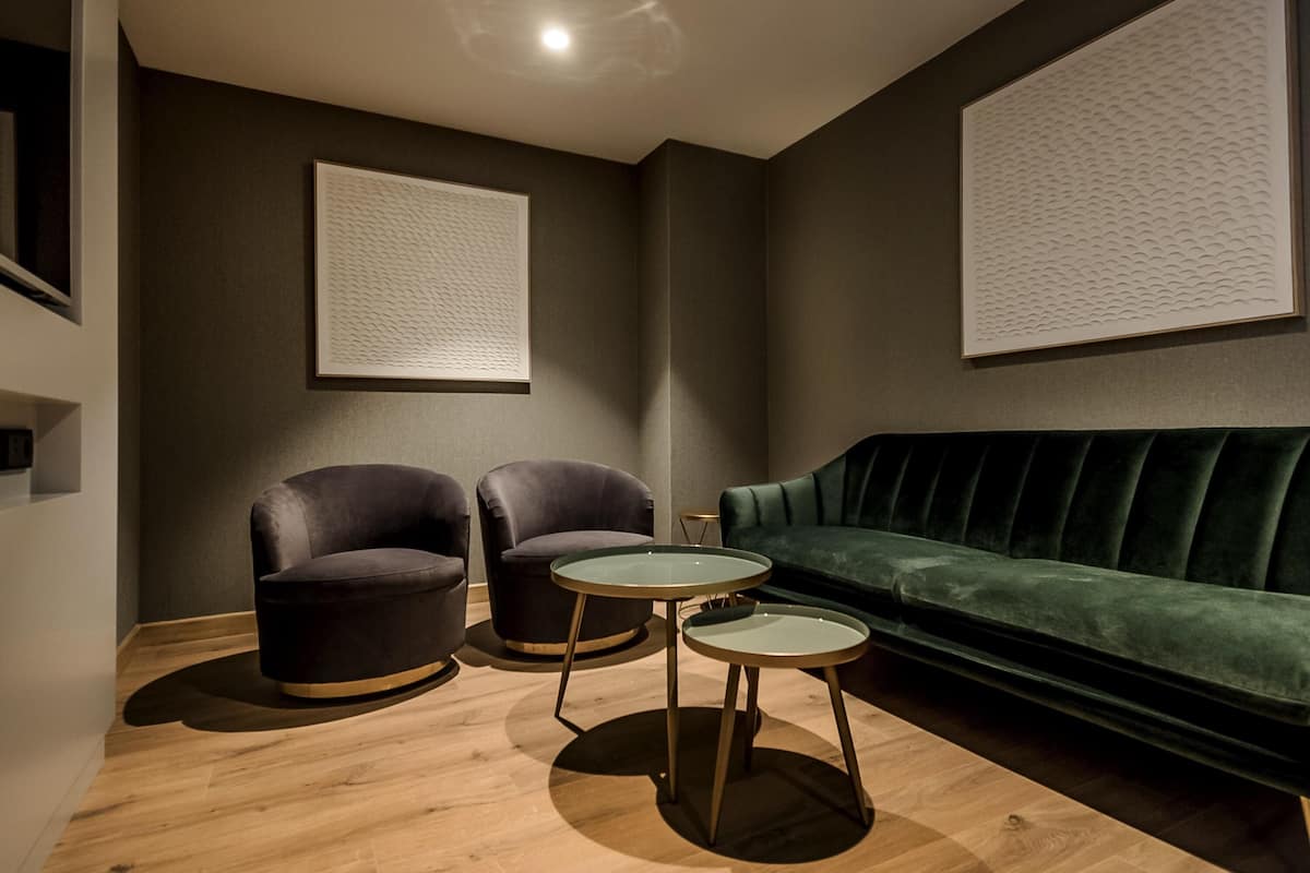 Cubrecamas, colchones Select Comfort y minibar