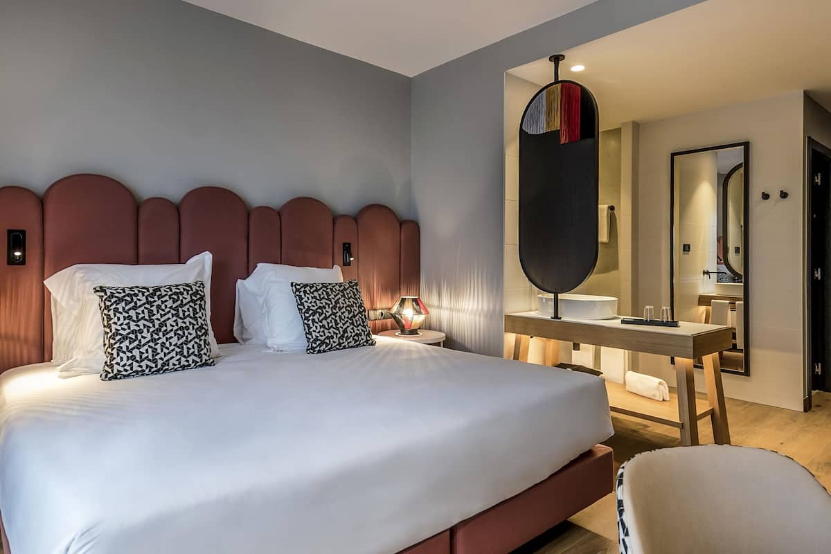 Dundyner, Select Comfort-senge, minibar, pengeskab på værelset