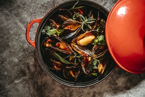 Der serveres frokost, aftensmad og regionale retter