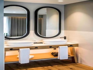 Duntäcken, Select Comfort-madrasser och minibar