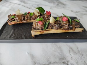 Der serveres frokost, aftensmad og regionale retter