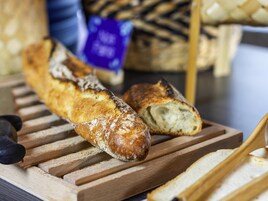 Una hogaza de pan sobre tabla de madera.