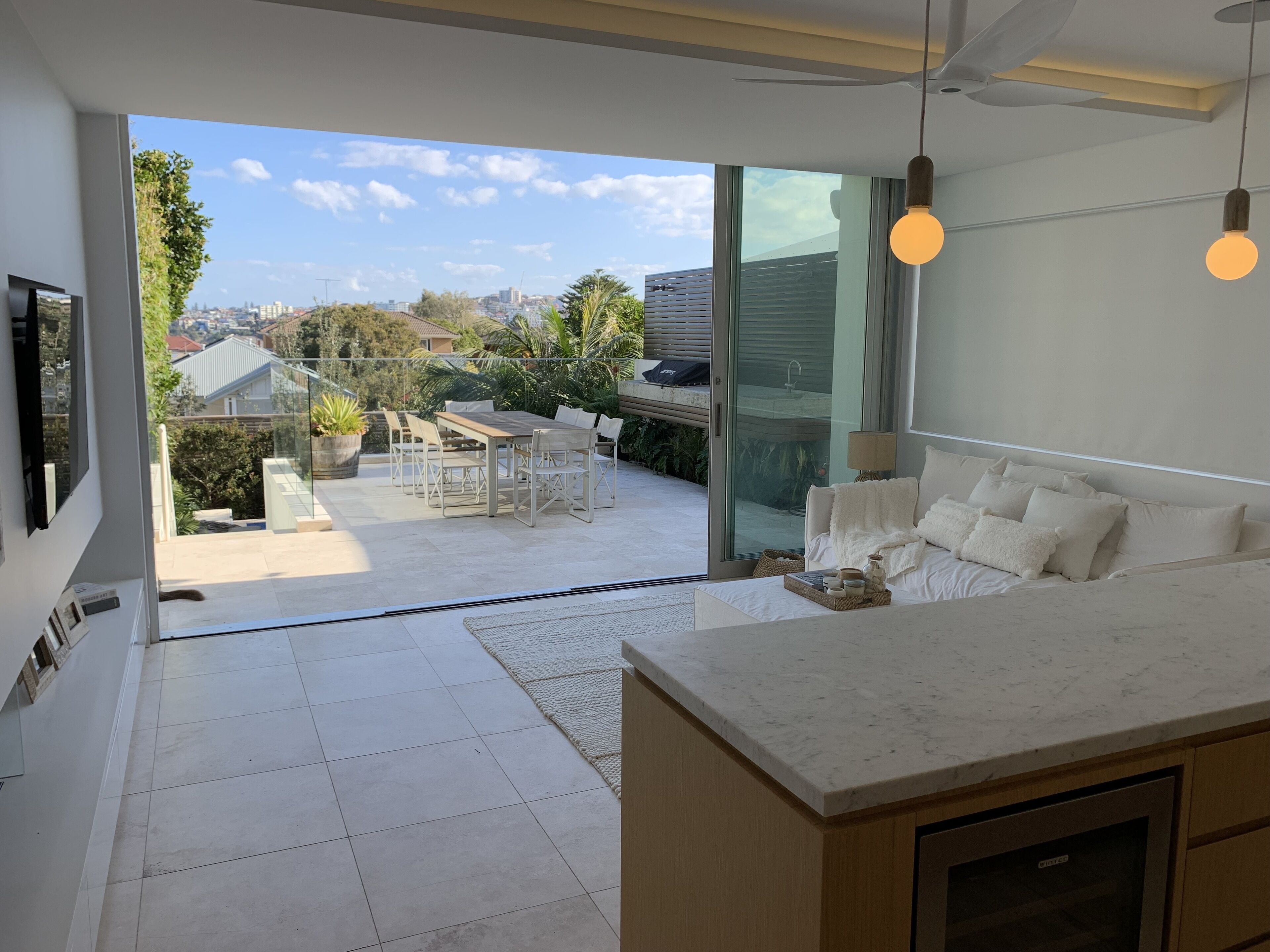 Bondi Beach Celebrity 4 bdrm luxury home 300m to beach with Coastal Views — image 10