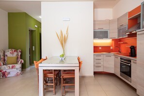 Fridge, oven, stovetop, coffee/tea maker