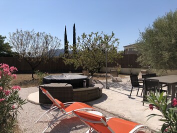 Terrasse avec son jacuzzi