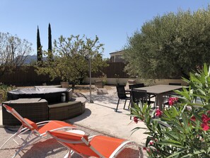 Outdoor dining - Villa Marie-josée (LE MUY)