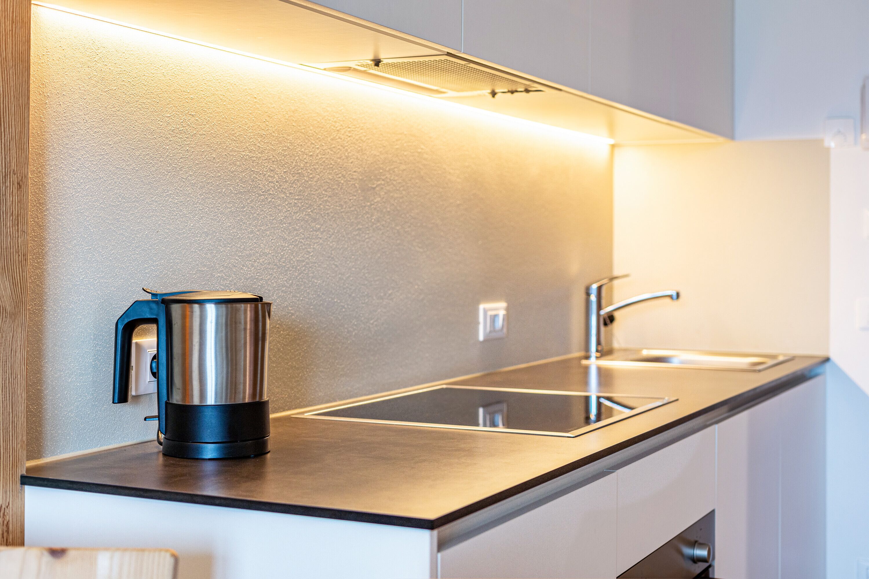 Kjøleskap, ovn, kokeplater og oppvaskmaskin