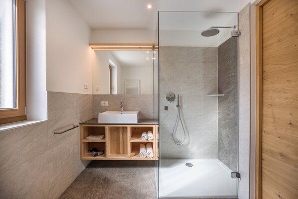 Douche, sèche-cheveux, serviettes fournies