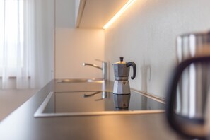 Geladeira, fogão, cooktop, lava-louças