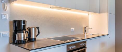 Frigorifero, forno, piano cottura, lavastoviglie