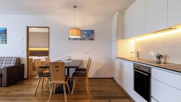 Frigorifero, forno, piano cottura, lavastoviglie