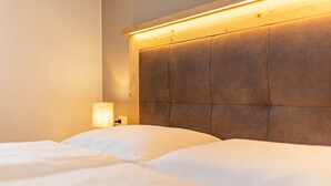 Ein Bett mit einem hölzernen Kopfteil und einer Nachttischlampe.
