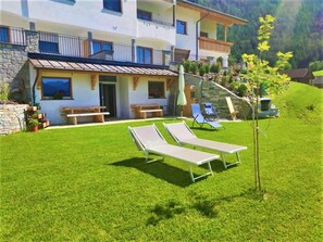 Outdoor dining - Apartment "Stefansdorf Wohnung 7" with Mountain View, Wi-Fi, Garden, Balcony & BBQ (St. Lorenzen)