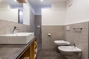 Regadera, secadora de cabello, toallas 