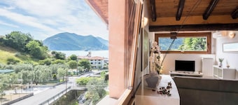 Appartamento "Mansarda con vista lago". Vista lago, piscina, Wi-Fi e terrazza - animali ammessi