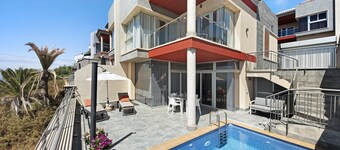 Villa View Grand met zeezicht, zwembad & Wi-Fi