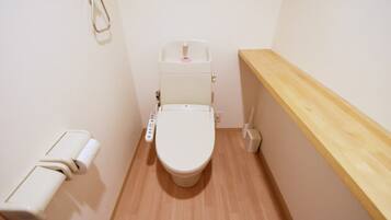 スタンダード アパートメント 禁煙 | バスルーム | 個別の浴槽とシャワー、バスアメニティ (無料)、ヘアドライヤー、洗浄機付トイレ