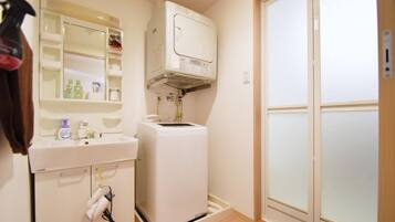 Apartamento estándar, no fumadores | Baño | Bañera y ducha independientes y artículos de higiene personal gratuitos