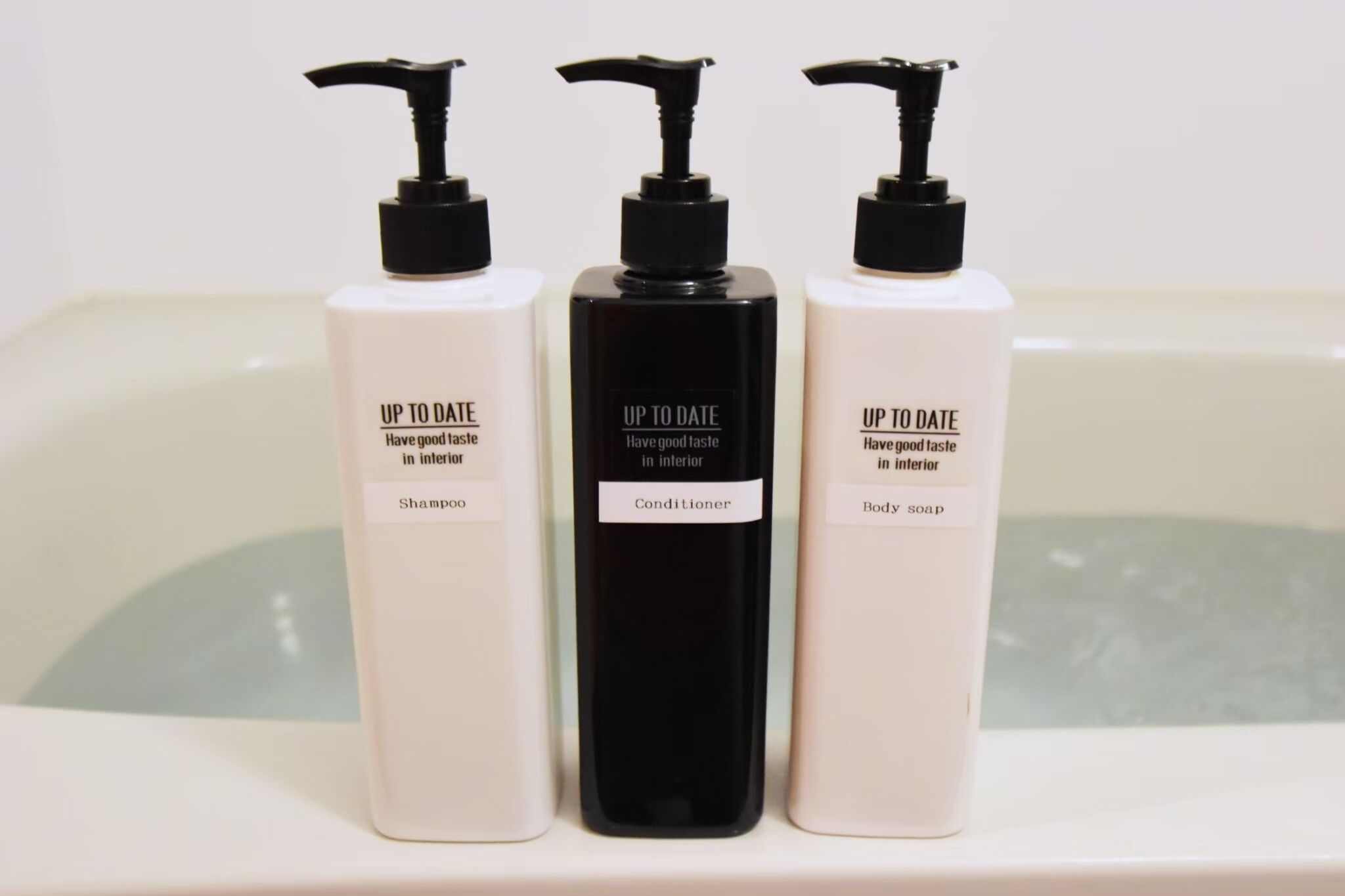 Apartamento estándar, no fumadores | Baño | Bañera y ducha independientes y artículos de higiene personal gratuitos