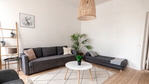 Comfort Apartment | Ruang tamu | 40 inci televisyen skrin rata dengan kabel, TV 